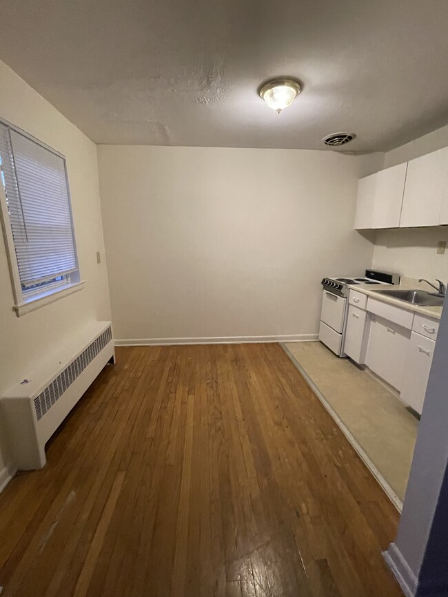 35 Burnside Ave in East Hartford, CT - Foto de edificio - Building Photo