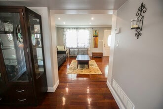 540 Valleywood Rd in Millersville, MD - Foto de edificio - Building Photo