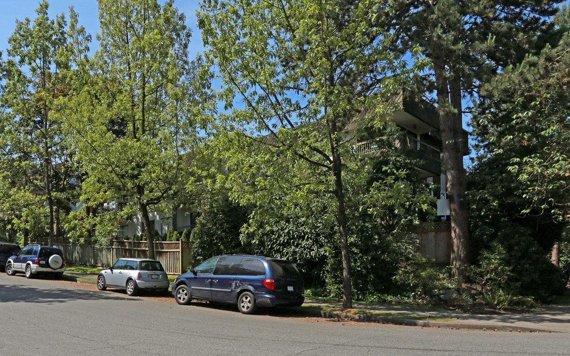 Landmark Gardens in Vancouver, BC - Building Photo