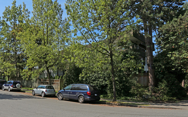 Landmark Gardens in Vancouver, BC - Building Photo - Building Photo