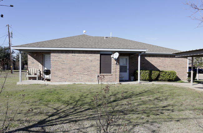 Crape Myrtle Apartments in Waxahachie, TX - Building Photo - Building Photo