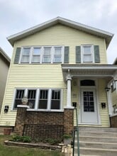 1527 N Jackson St, Unit Maison de Van Gogh - up3 in Milwaukee, WI - Building Photo - Building Photo