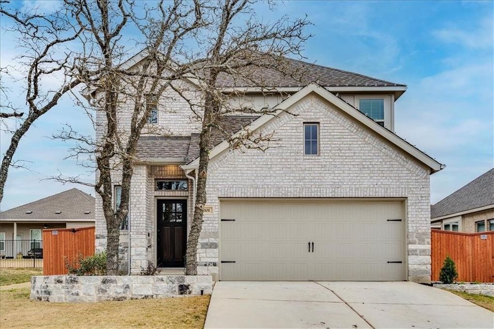 101 Locklin Dr in Liberty Hill, TX - Foto de edificio