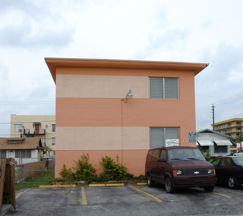 1911 SW 2nd St in Miami, FL - Building Photo