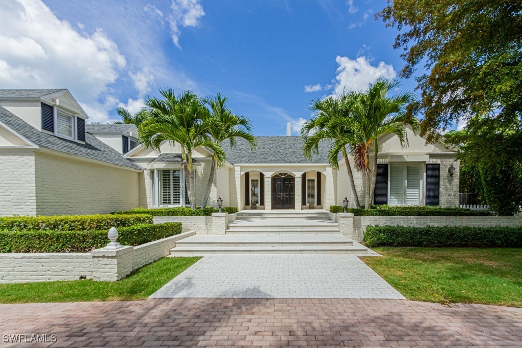 2700 Treasure Ln in Naples, FL - Building Photo