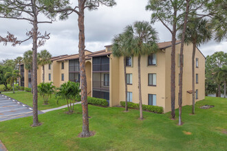 Pine Ridge North II in Greenacres, FL - Foto de edificio - Building Photo