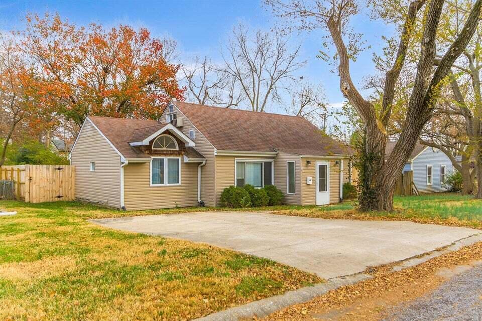 202 Pinewood Dr in Columbia, MO - Building Photo