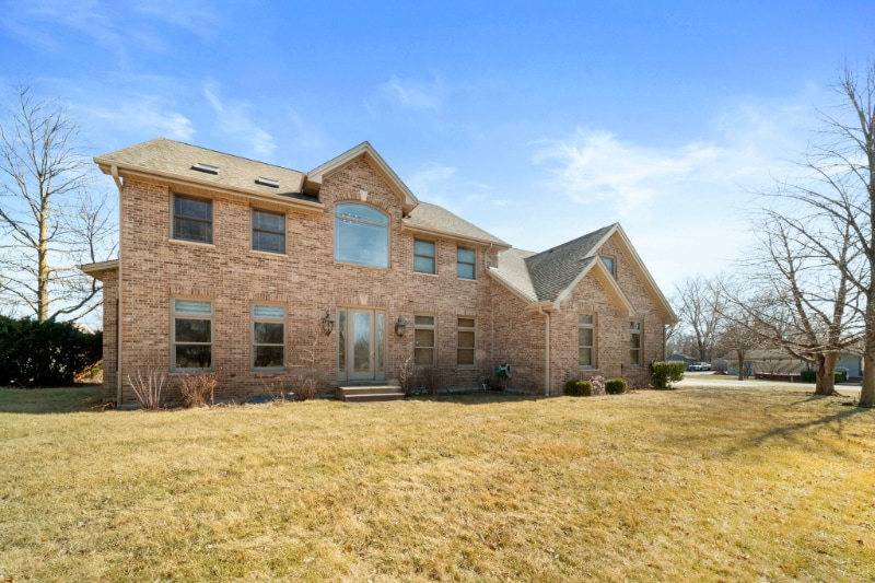 115 E Woodlawn Rd in New Lenox, IL - Building Photo