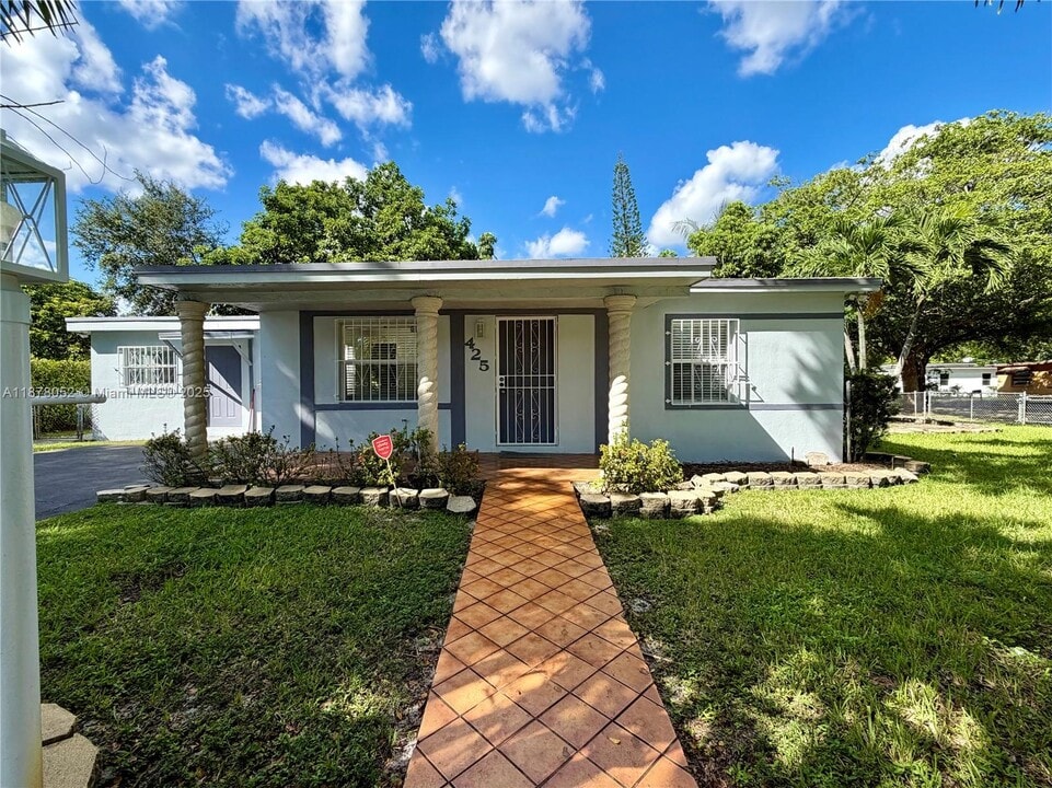 425 Opa-Locka Blvd in North Miami, FL - Building Photo