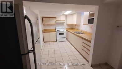 112 Trafalgar Square in Vaughan, ON - Building Photo - Building Photo