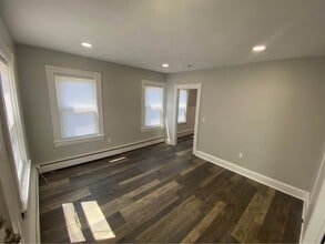 17 School Street, Unit 1st Floor in West Warwick, RI - Foto de edificio - Building Photo