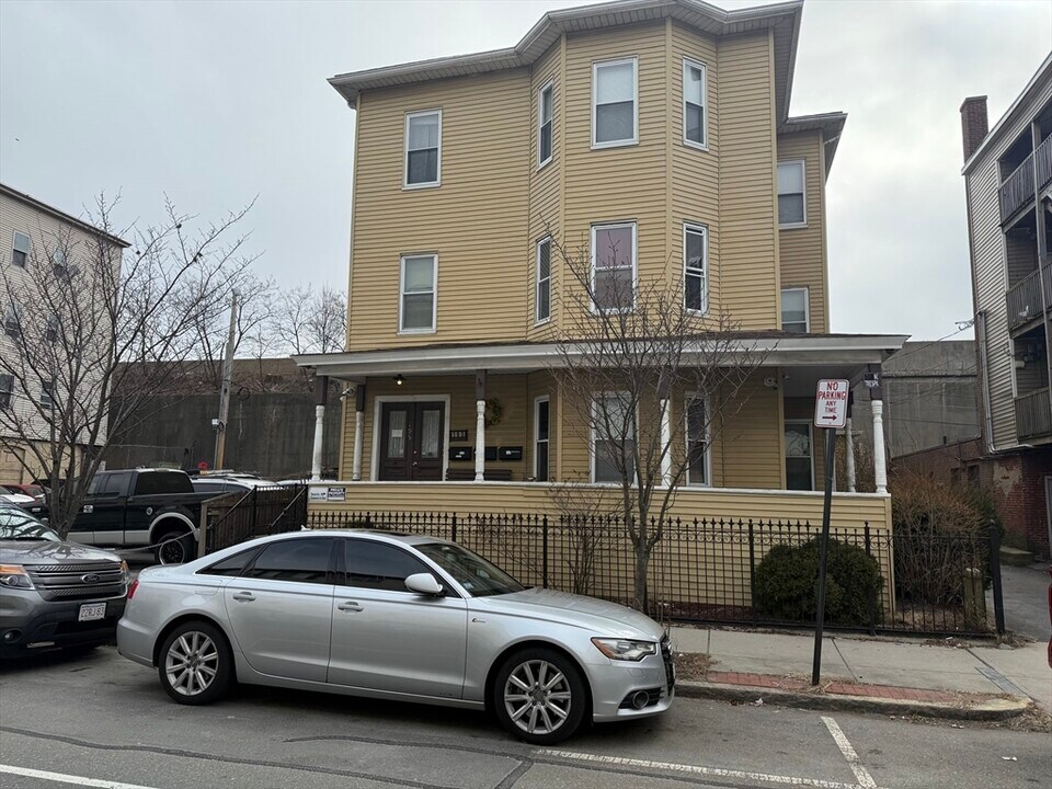 195 Millbury St in Worcester, MA - Building Photo