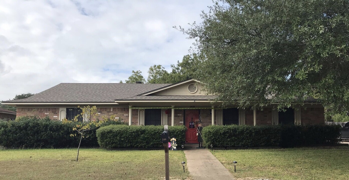 309 Crockett Ln in Hewitt, TX - Building Photo