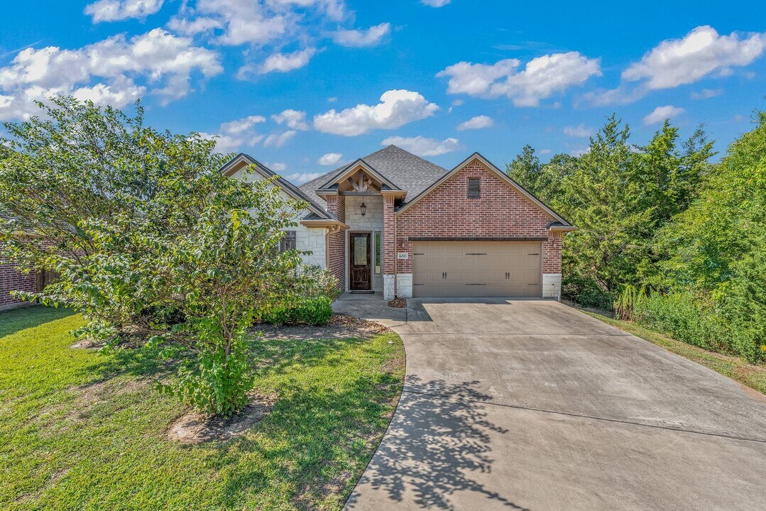 Available August 2026! Beautiful home in the Carters Crossing subdivision! in College Station, TX - Building Photo