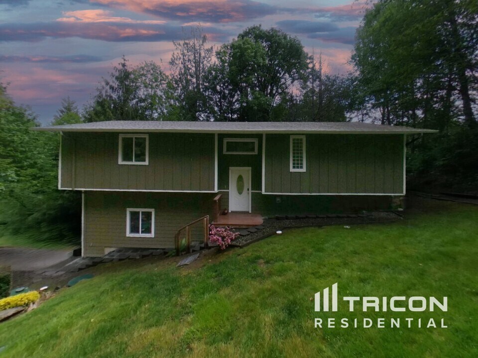 5525 SE Bulman Ave in Port Orchard, WA - Building Photo