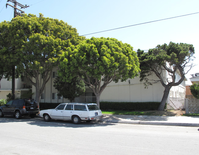 Holiday House Apartments in Torrance, CA - Building Photo - Building Photo