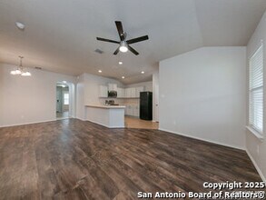 5731 Medina Farm in San Antonio, TX - Foto de edificio - Building Photo