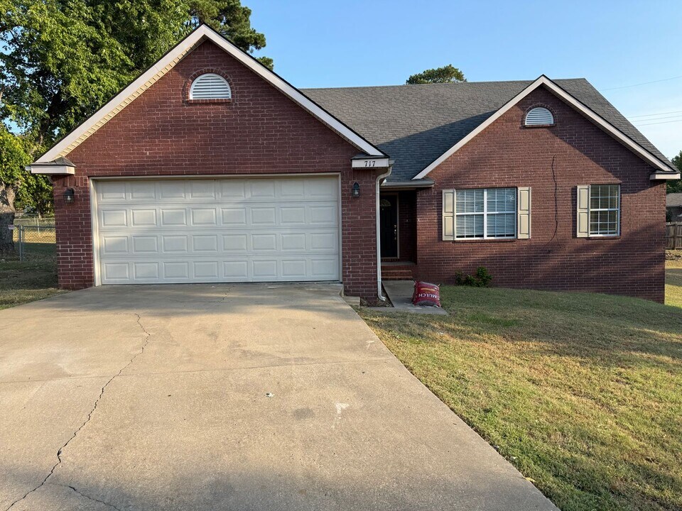 717 Lincoln Hill Cir in Van Buren, AR - Building Photo