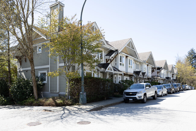 915 Tobruck Av in North Vancouver, BC - Building Photo - Building Photo