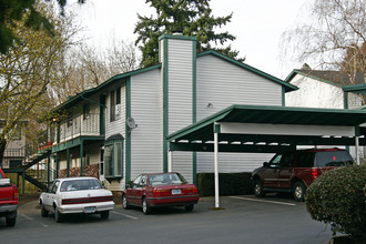 Village Monroe Apartments in Milwaukie, OR - Building Photo - Building Photo