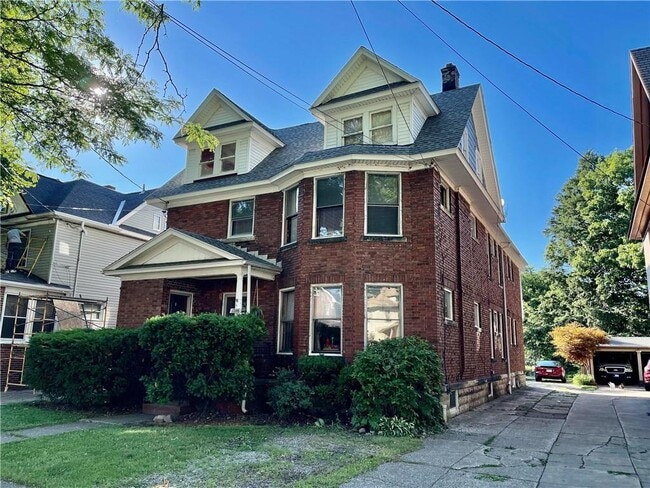 1248 W 10th St
