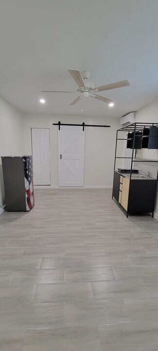 600 SW 70th Ave in Pembroke Pines, FL - Building Photo