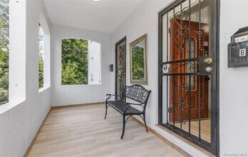 11 Floyd Pl in Great Neck, NY - Building Photo - Building Photo