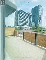 8 Beverley Glen Blvd in Vaughan, ON - Building Photo