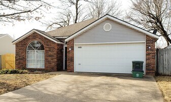 1495 Greenleaf Dr in Fayetteville, AR - Building Photo