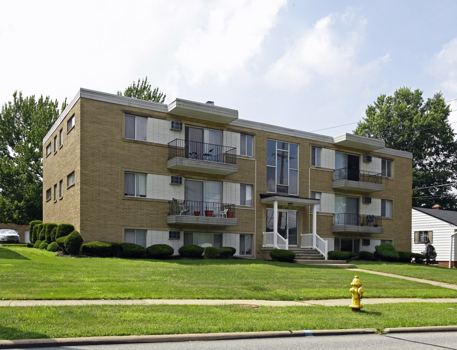 6666 State Rd in Parma, OH - Foto de edificio