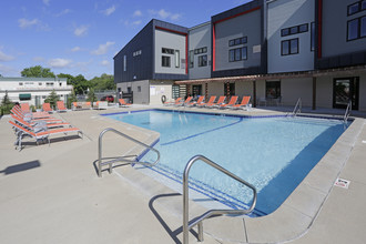 Hamline Pointe Apartments in St. Paul, MN - Foto de edificio - Building Photo