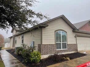 711 Rolling Oak Dr in Round Rock, TX - Building Photo - Building Photo
