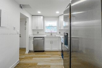 5100 SW 64th Ave in Davie, FL - Foto de edificio - Building Photo