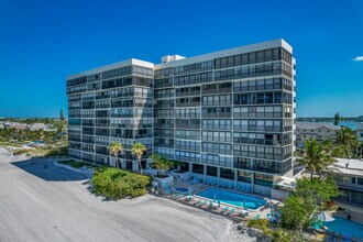 Surfside Towers Condos in Madeira Beach, FL - Foto de edificio - Building Photo