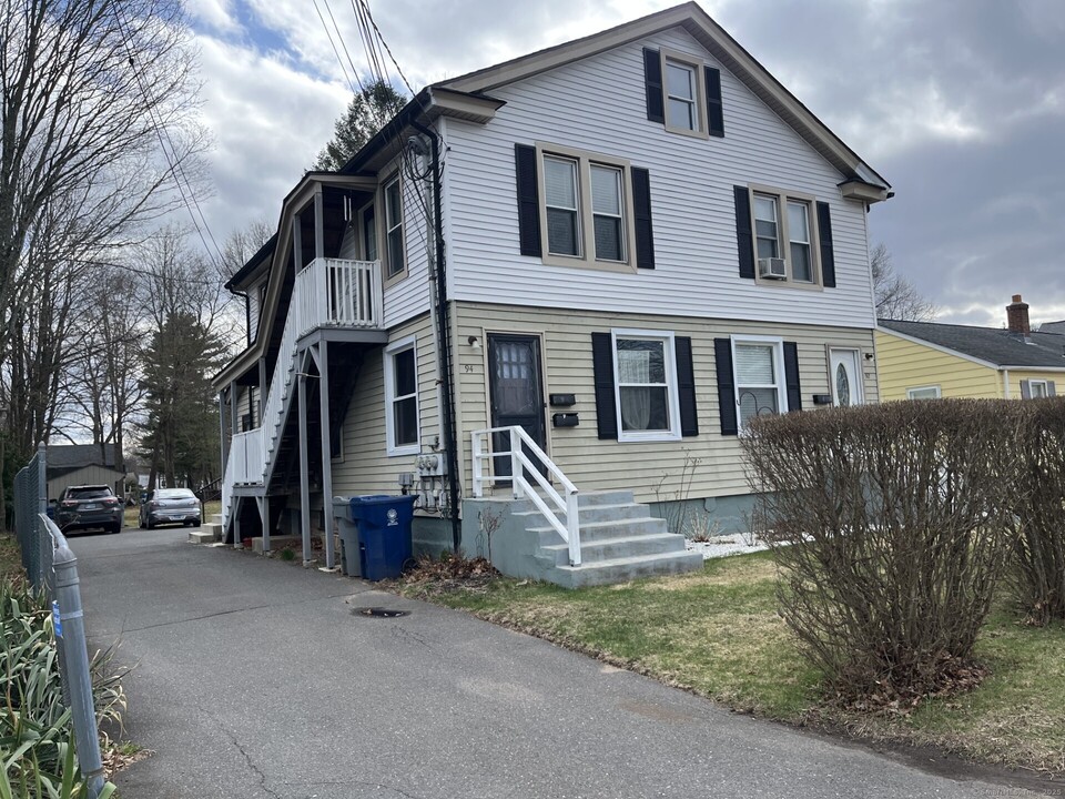 92 Tomlinson Ave in Plainville, CT - Building Photo