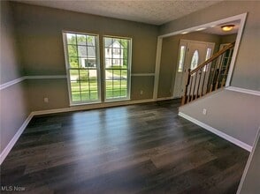 7912 Wildel Dr in Twinsburg, OH - Foto de edificio - Building Photo