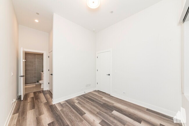 2322 N Clark St, Unit 308 in Chicago, IL - Building Photo - Building Photo