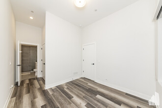 2322 N Clark St, Unit 310 in Chicago, IL - Building Photo - Building Photo