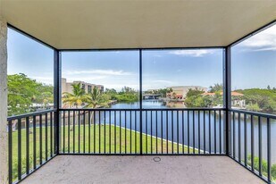 7 Royal Palm Way in Boca Raton, FL - Building Photo