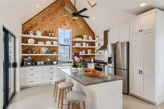 2002 Holly St in Austin, TX - Building Photo - Building Photo