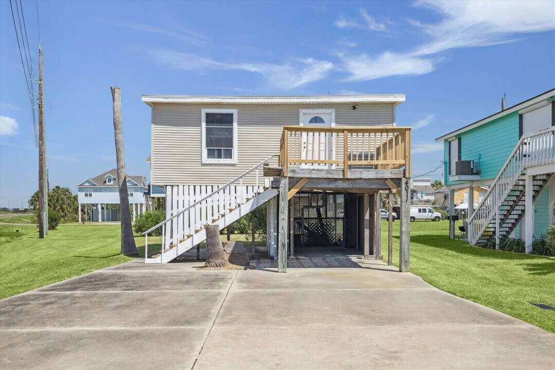 4011 Vista Blvd in Galveston, TX - Building Photo