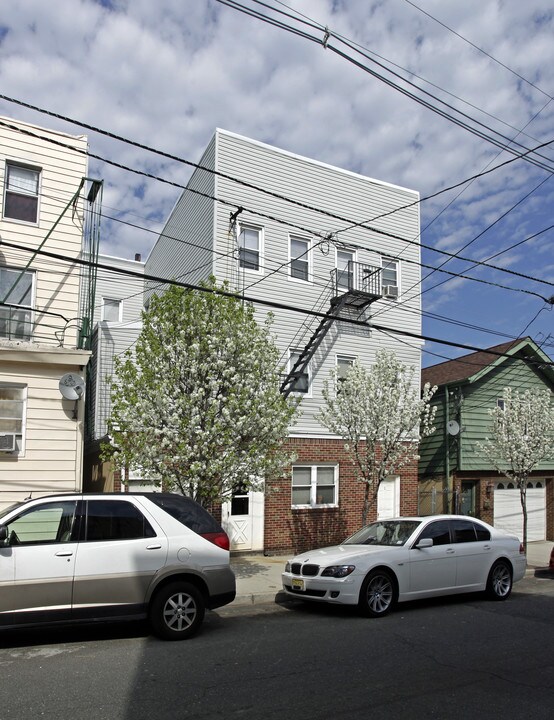 314 68th St in West New York, NJ - Building Photo