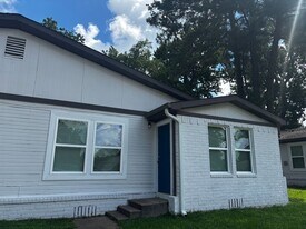 744 Vicki Dr in Huntsville, TX - Building Photo