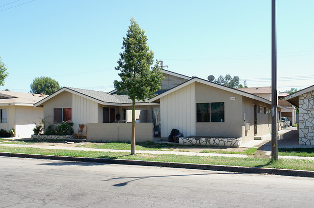 1904 E Grove Ave in Orange, CA - Foto de edificio - Building Photo