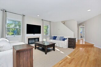 44 Hendrie Ave in Greenwich, CT - Building Photo - Building Photo