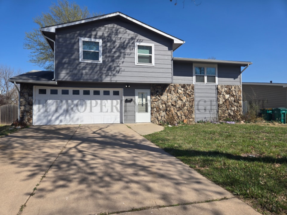 6110 N Forestor Dr in Park City, KS - Building Photo