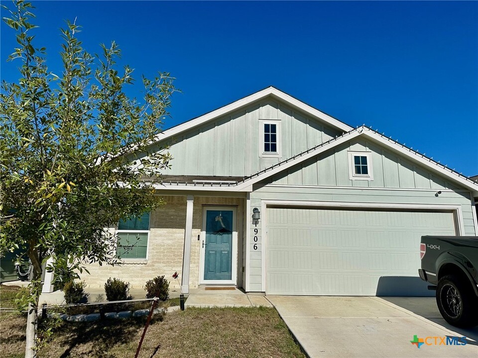 1906 Fieldfare in New Braunfels, TX - Building Photo