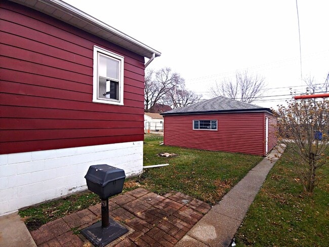 14027 S Mackinaw Ave in Chicago, IL - Building Photo - Building Photo