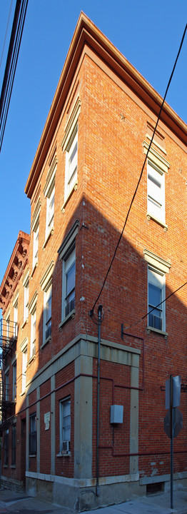 412 E Thirteenth St in Cincinnati, OH - Foto de edificio