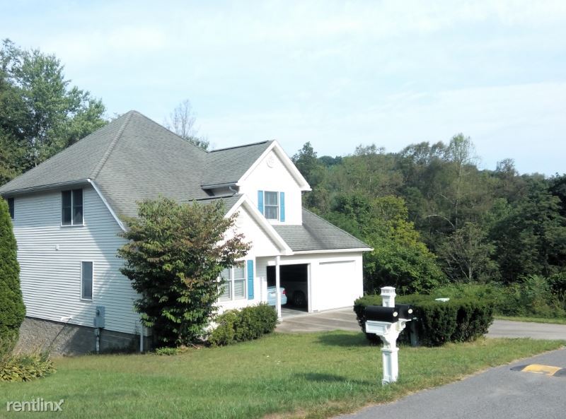 2074 Pinecrest Dr in Morgantown, WV - Foto de edificio